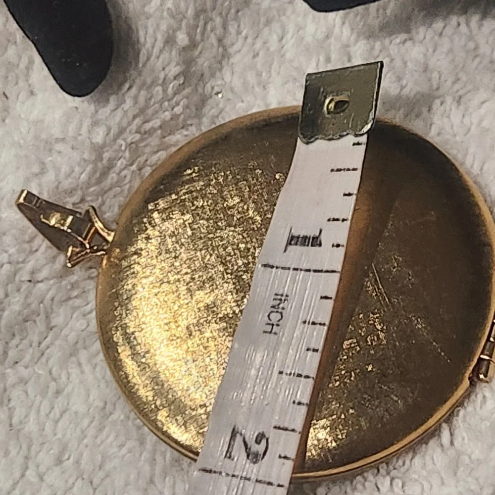 Vintage Avon Gold Tone‎ Floral Needlepoint Round Locket Pendant Necklace Charm